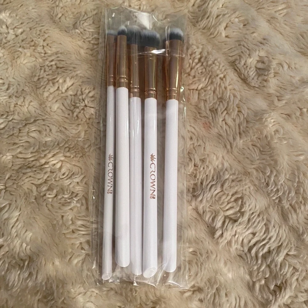 2 for $15/ 3 for $20 Crown 5-pc ‘All Eyes On You’ luxe brush set